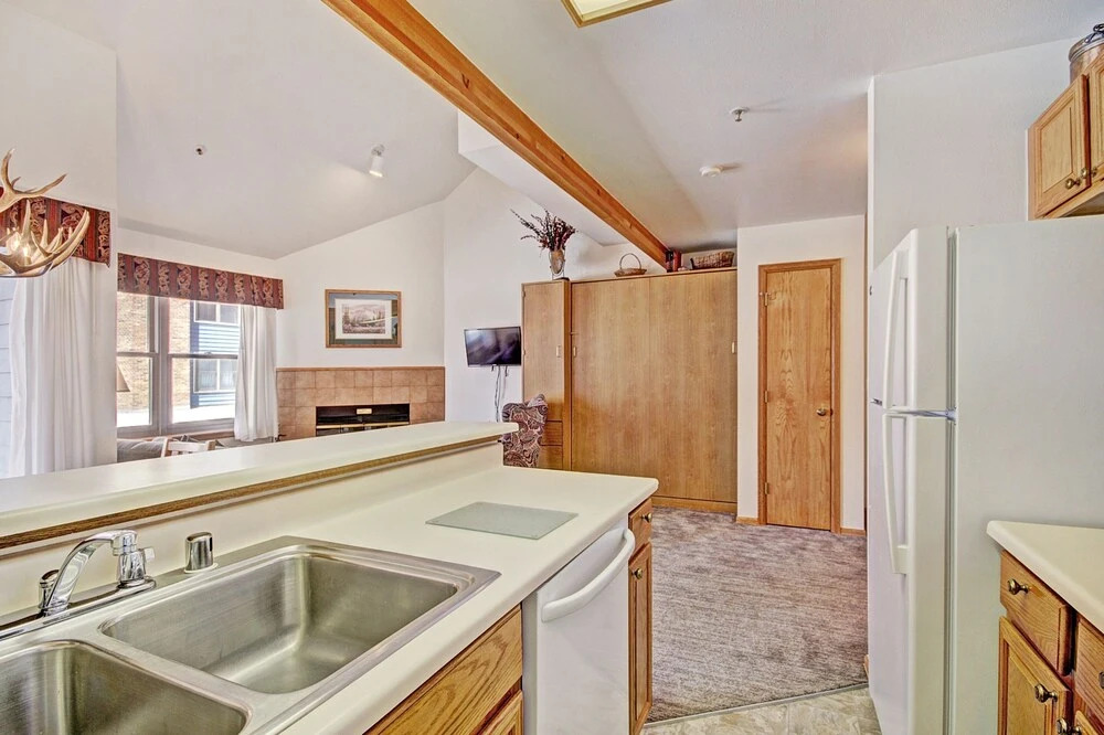 Ideal Locale Steps To Mountain & Main St- 1br+loft, Sleeps 6 1 Bedroom Condo by RedAwning