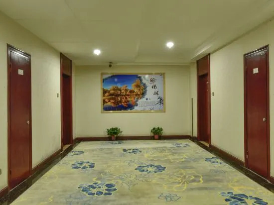 Dunhuang Binhe International Hotel (Dunhuang Night Market & Dunhuang Bookstore)