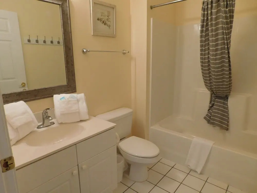 Wedgewood #523 2 Bedroom Condo by RedAwning