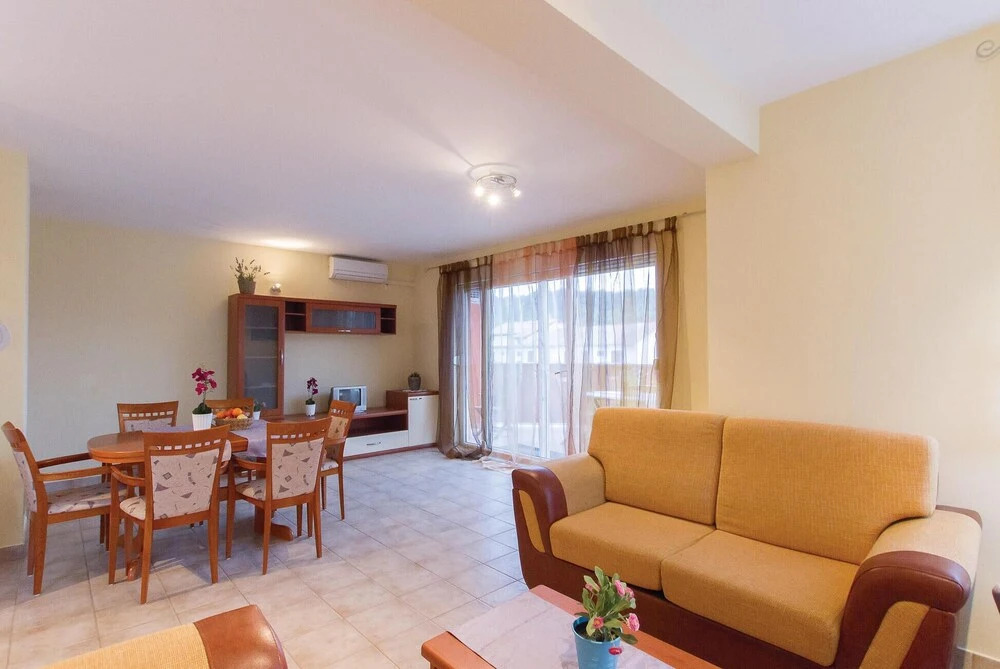 Beautiful Home in Palit With 4 Bedrooms and Wifi