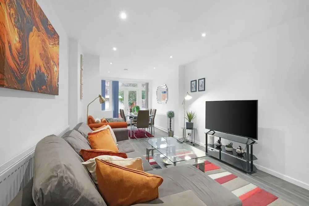 Spacious 5BR 3BA Serviced Hse in Croydon