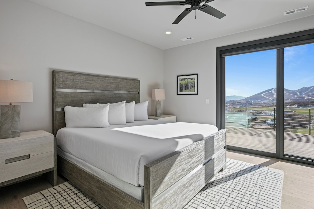 Spacious Ski Getaway Hot Tub 5 Bedroom 5 Home