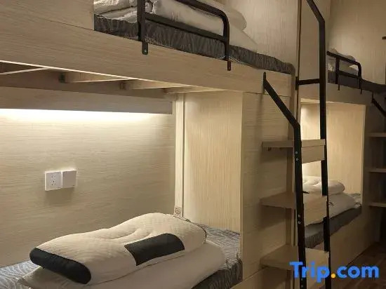 Shenyue International Youth Hostel (Pingzhou Subway Station)