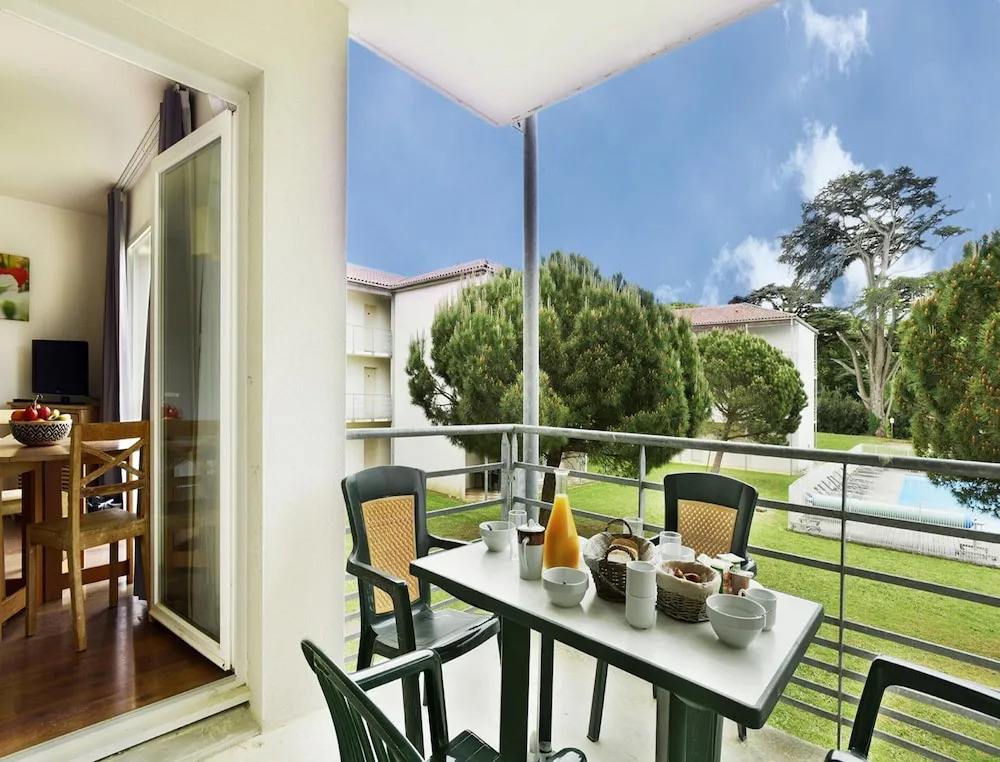 Spacious Stay for 6 in La Rochelle