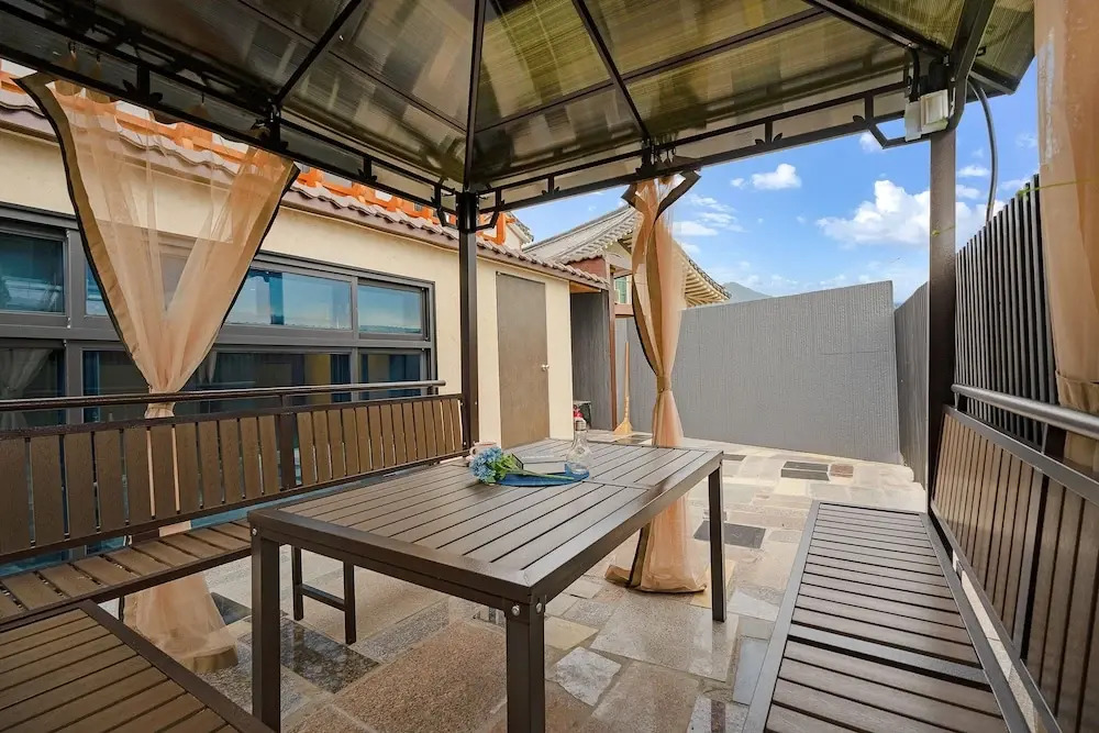 Wanggyeong Hanok Poolvilla