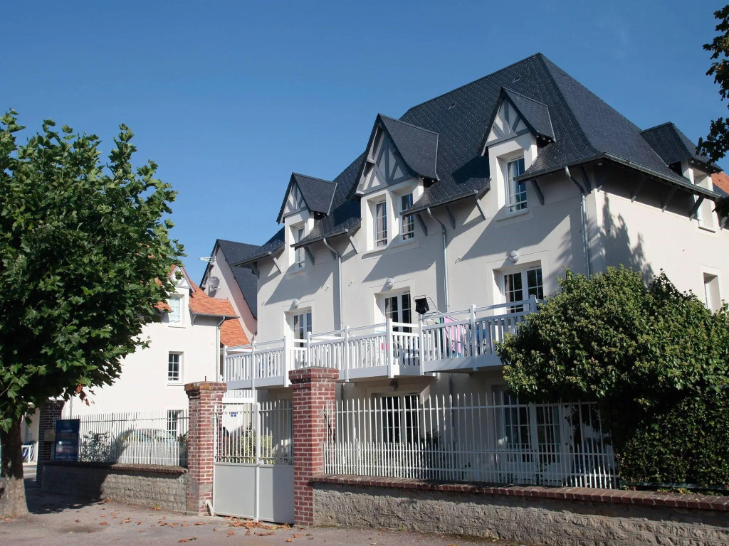 Beautiful apartment in local style on a small residence