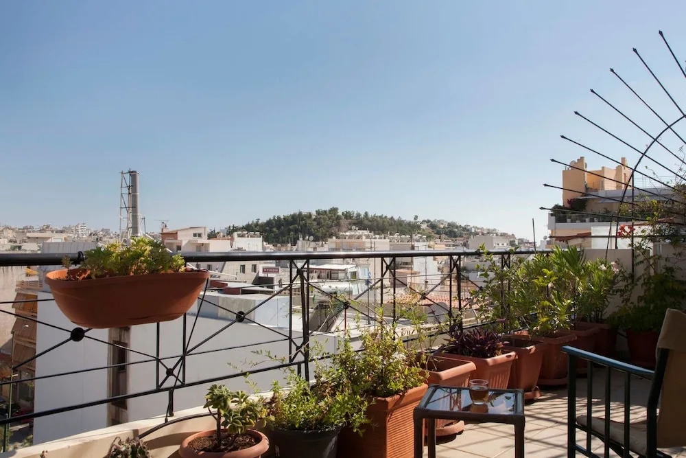 Bright Central Apt in Athens