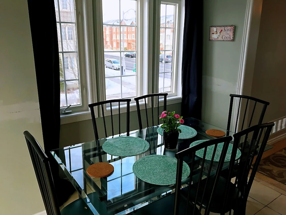 Entire 3 Bedroom Townhouse in Markham