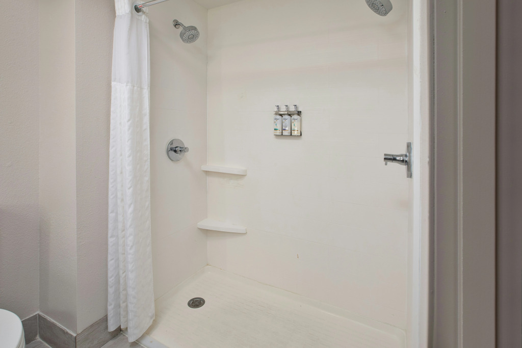 Holiday Inn Express & Suites Milwaukee NW - Park Place by IHG