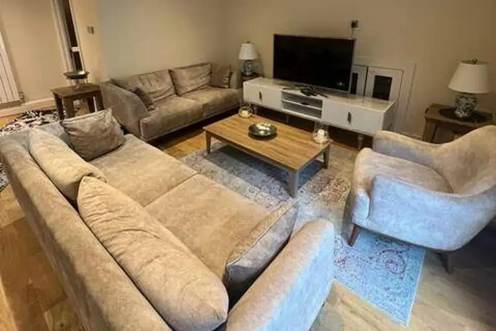 3-bed Central Apartment - Sleeps 8 & Free Parking
