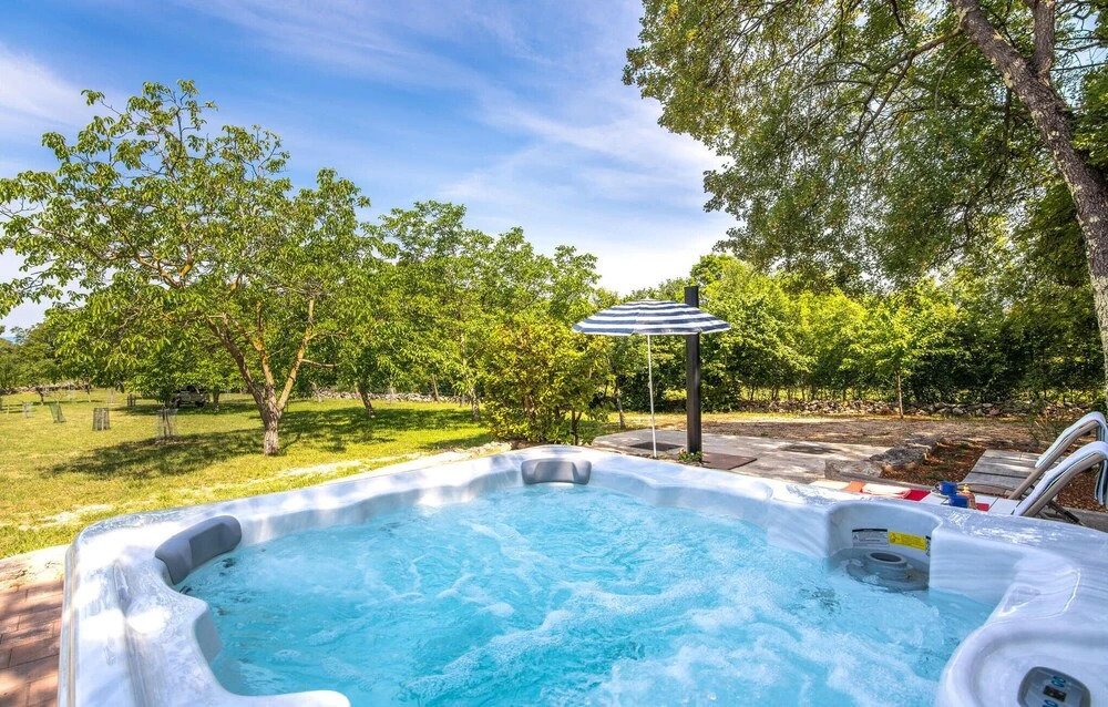 Stunning Home in Ostrobradic With Wifi and 2 Bedrooms