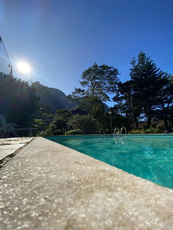 Sítio com piscina e lareira