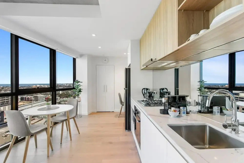 Stylish 1-bed With Pool Gym & Stunning Views