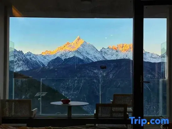 Luxury Mountain View Hot Spring Resort (Private Oxygen Spa Hotel at the Foot of the Snowy Mountain)