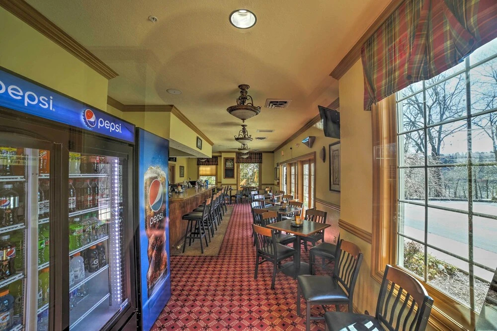 Golfers Oasis w/ Pool! 3 Mi to Table Rock Lake