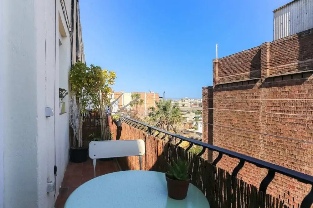 Bright 2 Bed Easily Connected to the Center