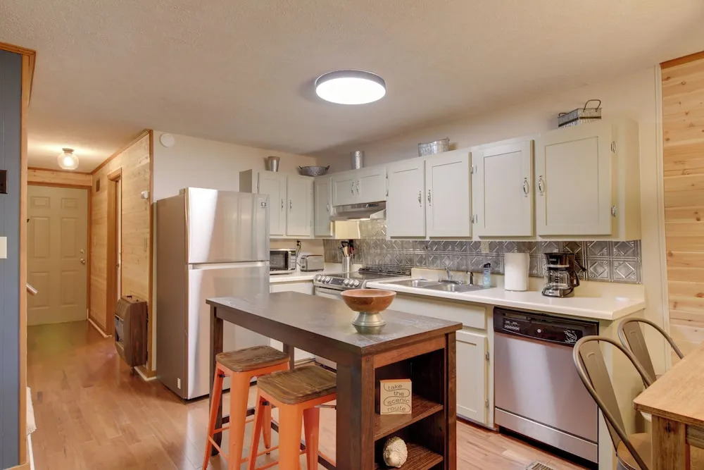Pet-friendly Ellijay Cabin in the Woods on 1 Acre!