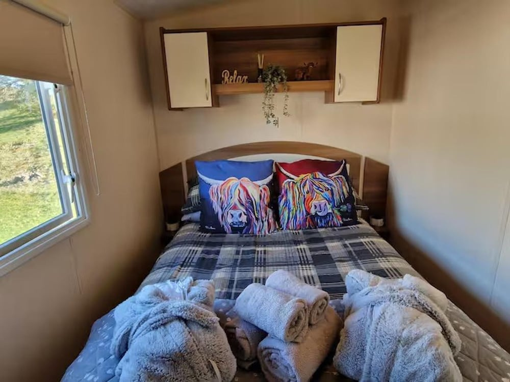 Cabin- Sleeps 8- Hot Tub, Free Parking, Wifi, Pets