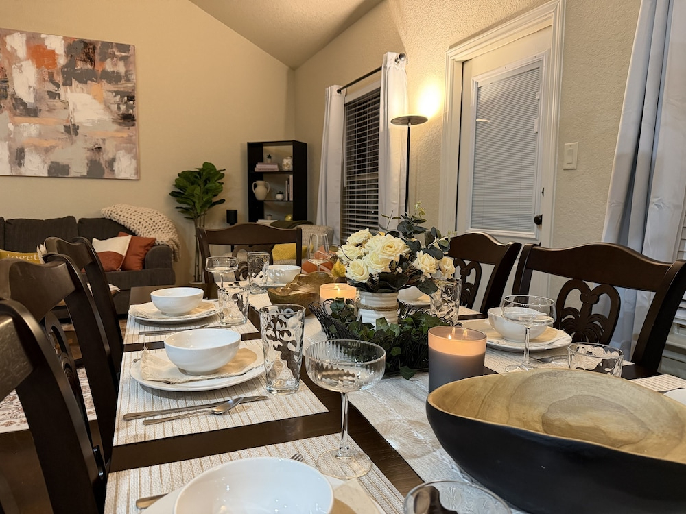 Pet-Friendly 3BR Fire Pit & Games Near Sea World