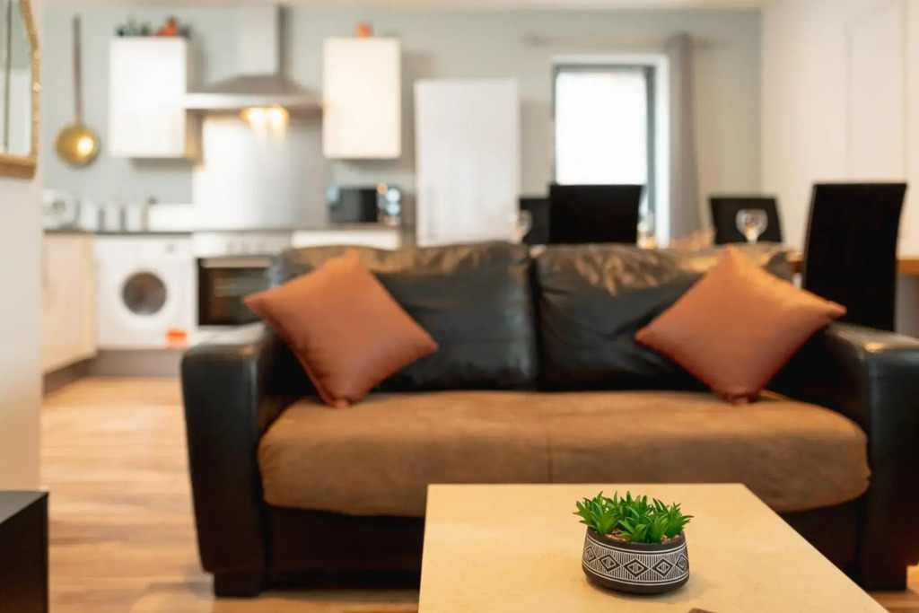 SideMersey Livings - Central Stay In 2 Bedroom Apartment with Parking