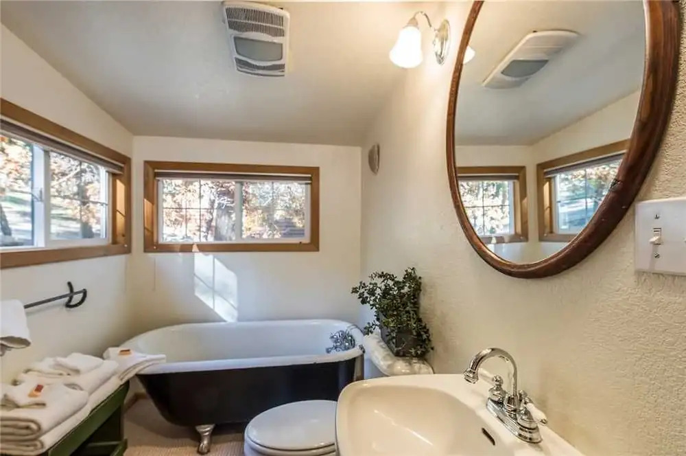 Main Stay - Four Bedroom Cabin with Hot Tub
