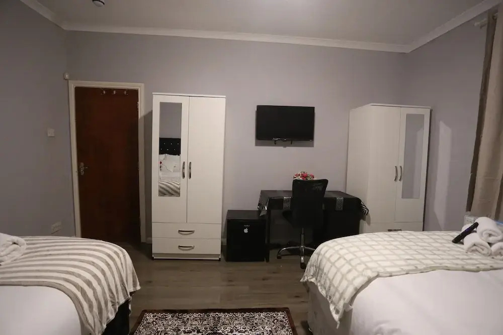 Heathrow roomzzzz BnB