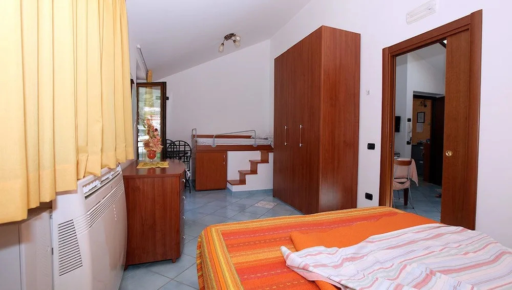 Domus Intra Montes