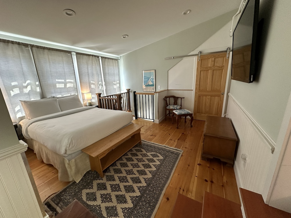 Entire Historic 5 Bed/ 5 Bath Inn Sleeps 17 5 Bedroom Home