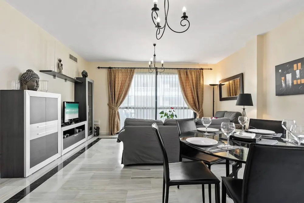 Beachfront Apt for a no Car Holiday Puerto Banus, Free Wifiparkingtvaircon