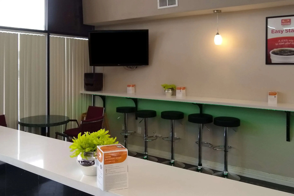 Econo Lodge Inn & Suites West - Energy Corridor