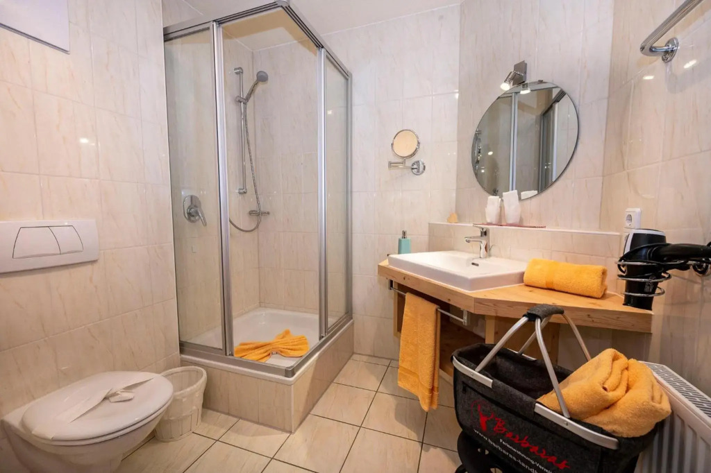 Gemütliche Ferienwohnung Bergwiese, 2-Raum, separates Schlafzimmer, schönen Balkon oder Terrasse, Komfort Ausstattung, ruhige Lage, kostenfrei WLAN, Sauna im Landhaus, Brötchenservice, Parkplatz kostenfrei, Hunde auf Anfrage, Tankstelle für E-Autos