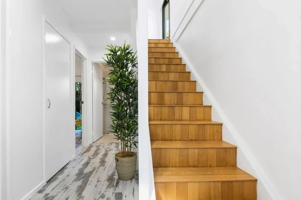 Graebill 2 Bedroom 2 Bathroom Light and Spacious Duplex Walk to Beach Great Outdoor Entertaining Area