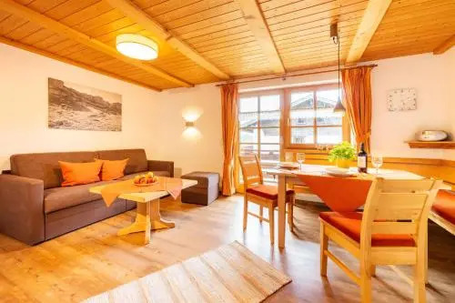 Biohof Burger, 3 sonnige Fewo, alle mit Balkon, Spielzimmer, Grillhütte, 7 km vor Oberstdorf
