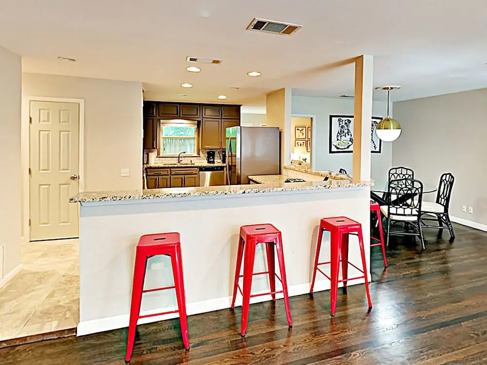 3BR 2BA Remodeled Rosedale House by RedAwning