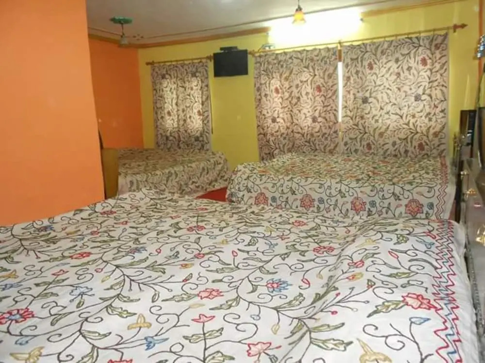 Goroomgo Rooma Srinagar
