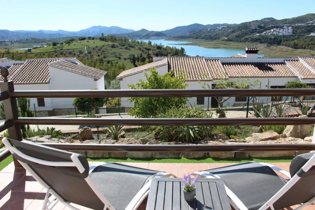 Serene Retreat in Lake Vinuela With Breathtaking Views