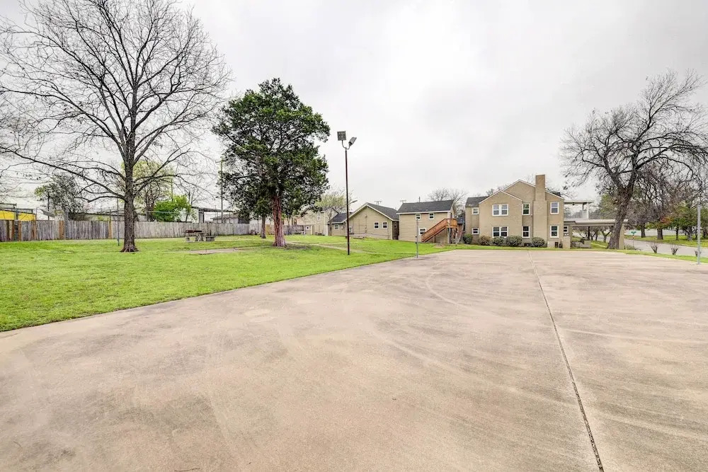 2 Mi to Magnolia Mkt: Cozy Retreat w/ Shared Yard