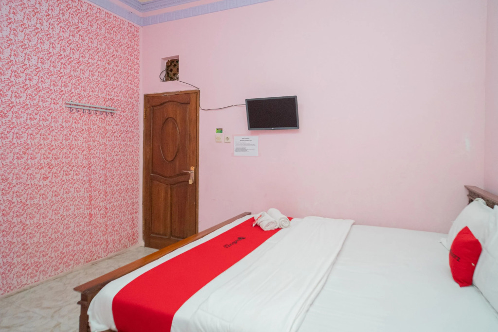 RedDoorz Syariah near Predator Fun Park Batu 2