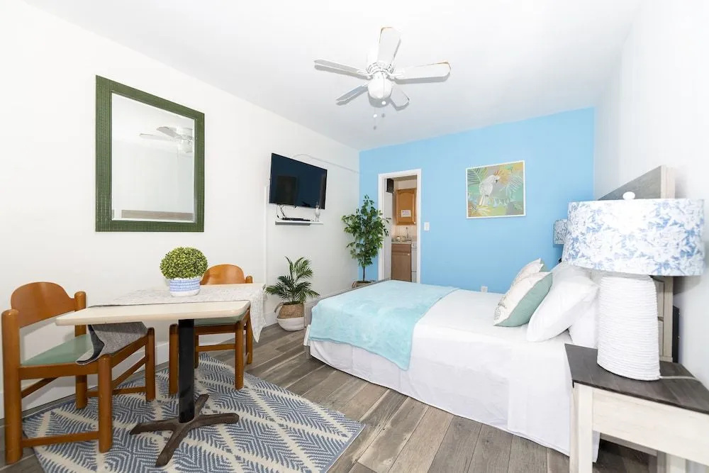 Tropic Isle Hotel & Apartment