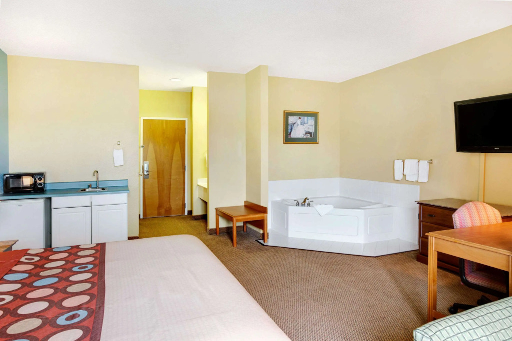 Super 8 by Wyndham Salisbury