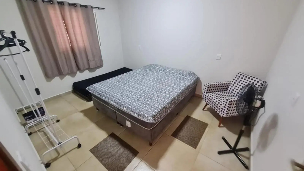 Casa c/ quartos separados + churrasqueira ampla.
