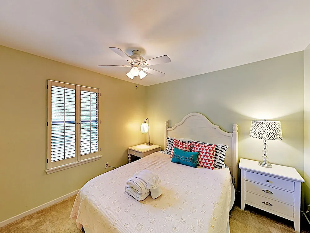 Quiet Near Beach & Charleston 3 Bedroom Home