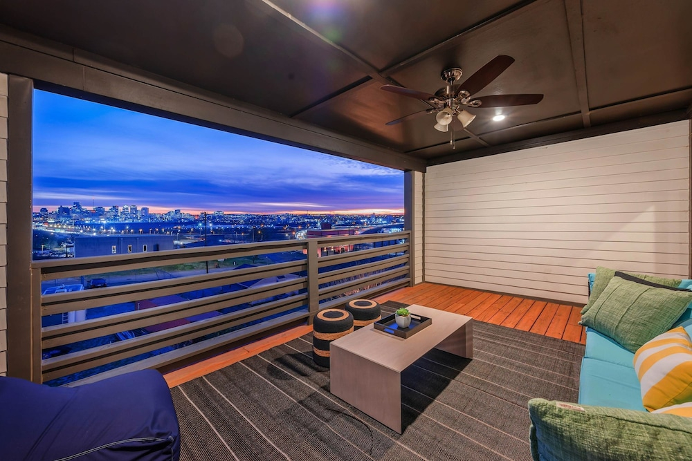 Game Room Balcony Backyard Near Downtown Nash