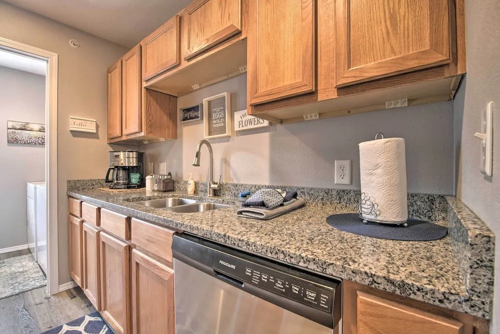 5 Mi to Marvel Cave: Ground-level Branson Apt!