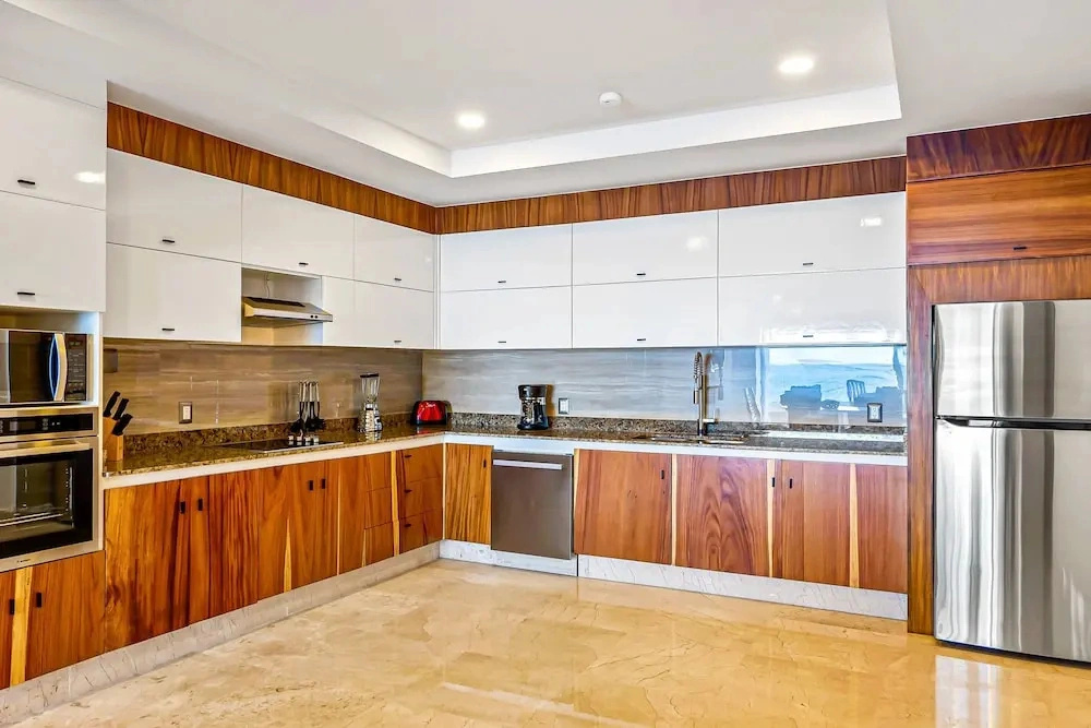 Luxe 2nd-floor Condo With Endless Ocean Views, Pool, spa & Balcony