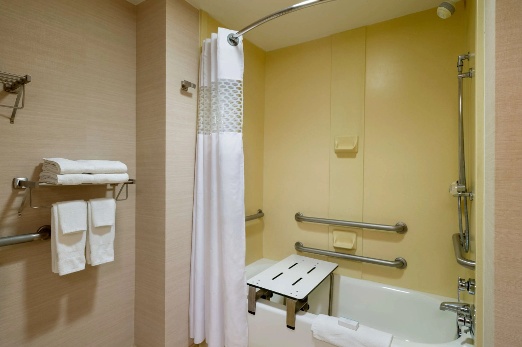 Hampton Inn & Suites State College at Williamsburg Square