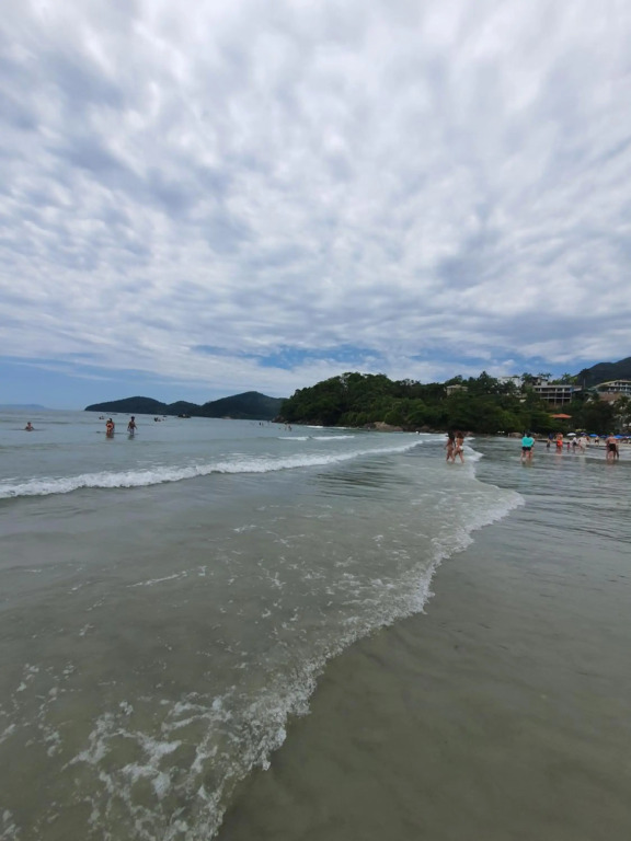 Apartamento novo e completo, próximo à praias e comércio