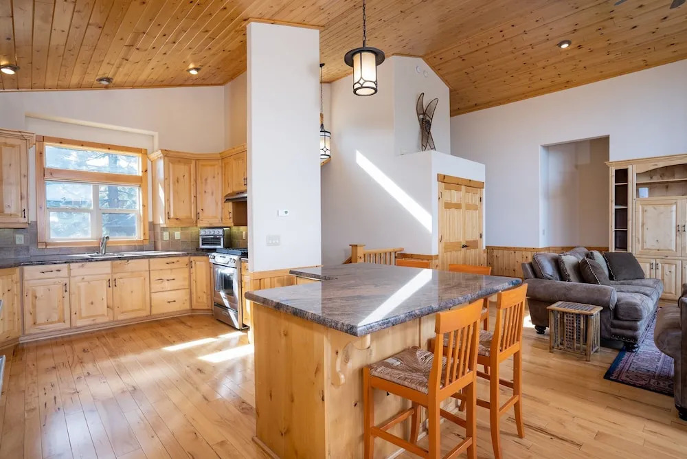 Tahoe Donner Pinnacle Loop Mountain 5 Bedroom Home by RedAwning