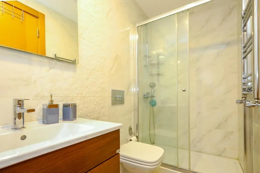 Business-friendly Res With Pool in Fikirtepe