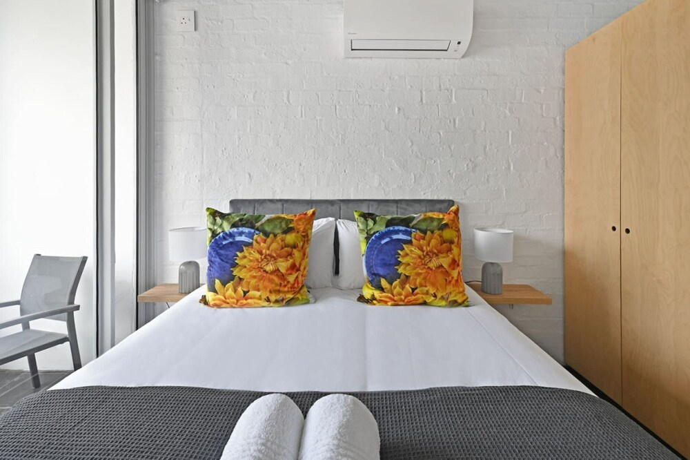 Modern 2-bed Bantry Bay 100m to Beach Ocean Bliss